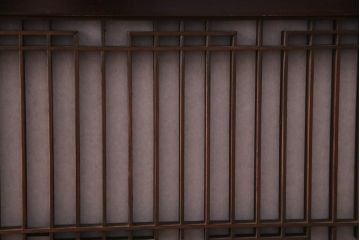 ラフジュ工房オリジナル　アンティーク建具リメイク　組子が目を引く書院戸を活かした和風キャビネット(収納棚、戸棚)(R-036841)