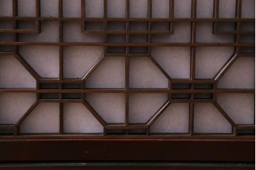 ラフジュ工房オリジナル　アンティーク建具リメイク　組子が目を引く書院戸を活かした和風キャビネット(収納棚、戸棚)(R-036841)