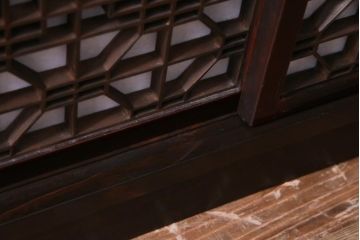 ラフジュ工房オリジナル　アンティーク建具リメイク　組子が目を引く書院戸を活かした和風キャビネット(収納棚、戸棚)(R-036841)