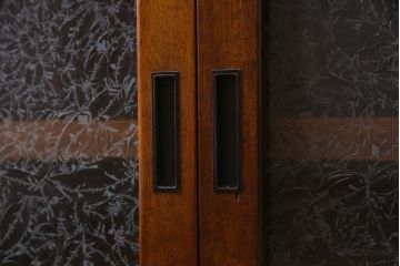 アンティーク家具　結霜ガラス入り　リメイク　脚付き　桃の取っ手がアクセントになったテレビ台(収納棚、キャビネット、戸棚、リビングボード)