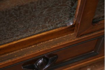 アンティーク家具　結霜ガラス入り　リメイク　脚付き　桃の取っ手がアクセントになったテレビ台(収納棚、キャビネット、戸棚、リビングボード)