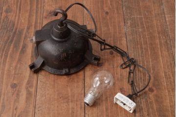 アンティーク照明　フランスアンティーク　インダストリアルな雰囲気がお洒落なホーロー製の吊り下げ照明(天井照明、ペンダントライト)
