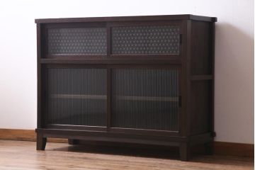 アンティーク家具　当店オリジナルガラス・モールガラス　前面ケヤキ材　懐かしさ感じるリメイクキャビネット(収納棚、ガラス戸棚、サイドボード)(R-036855)