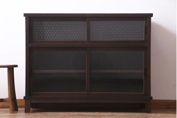 アンティーク家具　当店オリジナルガラス・モールガラス　前面ケヤキ材　懐かしさ感じるリメイクキャビネット(収納棚、ガラス戸棚、サイドボード)(R-036855)