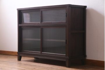 アンティーク家具　当店オリジナルガラス・モールガラス　前面ケヤキ材　懐かしさ感じるリメイクキャビネット(収納棚、ガラス戸棚、サイドボード)(R-036855)