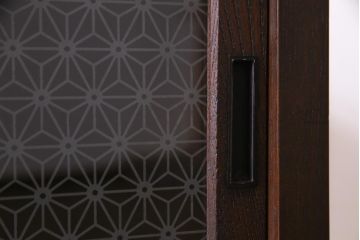 アンティーク家具　当店オリジナルガラス・モールガラス　前面ケヤキ材　懐かしさ感じるリメイクキャビネット(収納棚、ガラス戸棚、サイドボード)(R-036855)
