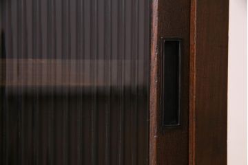 アンティーク家具　当店オリジナルガラス・モールガラス　前面ケヤキ材　懐かしさ感じるリメイクキャビネット(収納棚、ガラス戸棚、サイドボード)(R-036855)