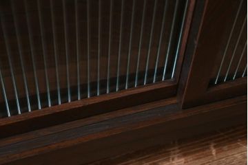 アンティーク家具　当店オリジナルガラス・モールガラス　前面ケヤキ材　懐かしさ感じるリメイクキャビネット(収納棚、ガラス戸棚、サイドボード)(R-036855)
