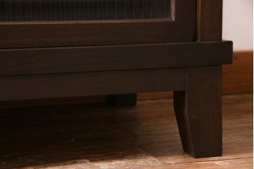 アンティーク家具　当店オリジナルガラス・モールガラス　前面ケヤキ材　懐かしさ感じるリメイクキャビネット(収納棚、ガラス戸棚、サイドボード)(R-036855)