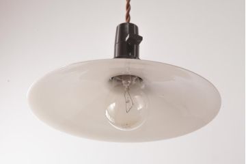 昭和レトロ照明　戦前　昔懐かしい平笠シェードのペンダントライト(吊り下げ照明、天井照明)(R-036857)
