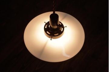 昭和レトロ照明　戦前　昔懐かしい平笠シェードのペンダントライト(吊り下げ照明、天井照明)(R-036859)