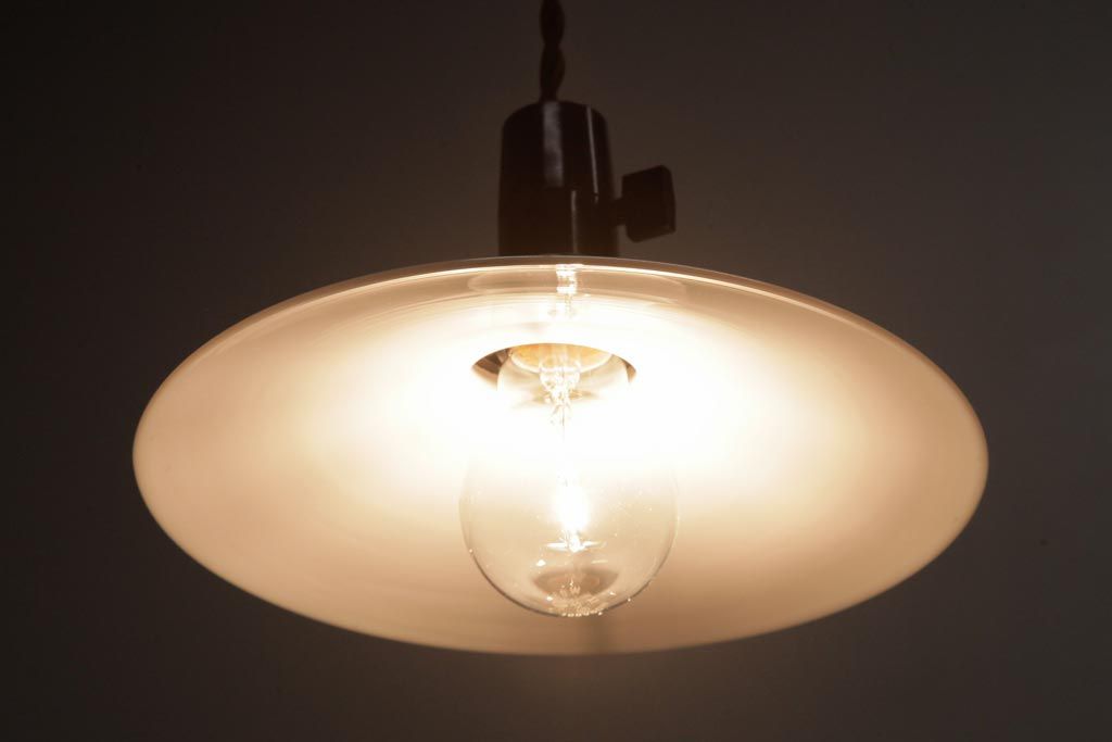 昭和レトロ照明　戦前　昔懐かしい平笠シェードのペンダントライト(吊り下げ照明、天井照明)(R-036859)