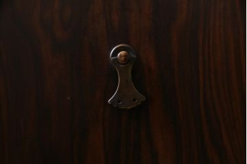 アンティーク家具　指物家具　上手物!　縞黒檀材・栓材・桐材　上質な作りの茶箪笥(和タンス、違い棚、桐箪笥、桐たんす)(R-036865)