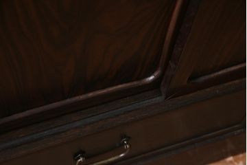 アンティーク家具　指物家具　上手物!　縞黒檀材・栓材・桐材　上質な作りの茶箪笥(和タンス、違い棚、桐箪笥、桐たんす)(R-036865)
