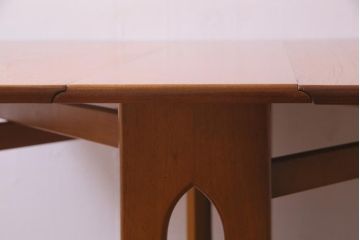 ヴィンテージ家具　北欧ビンテージ　チーク材　スタイリッシュなデザインが目を惹くバタフライテーブル(エクステンションテーブル、ラウンドテーブル)