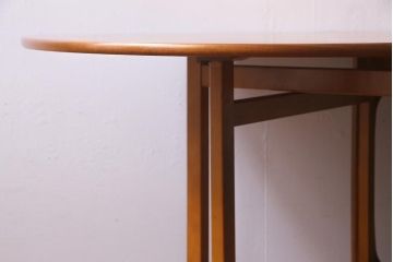 ヴィンテージ家具　北欧ビンテージ　チーク材　スタイリッシュなデザインが目を惹くバタフライテーブル(エクステンションテーブル、ラウンドテーブル)