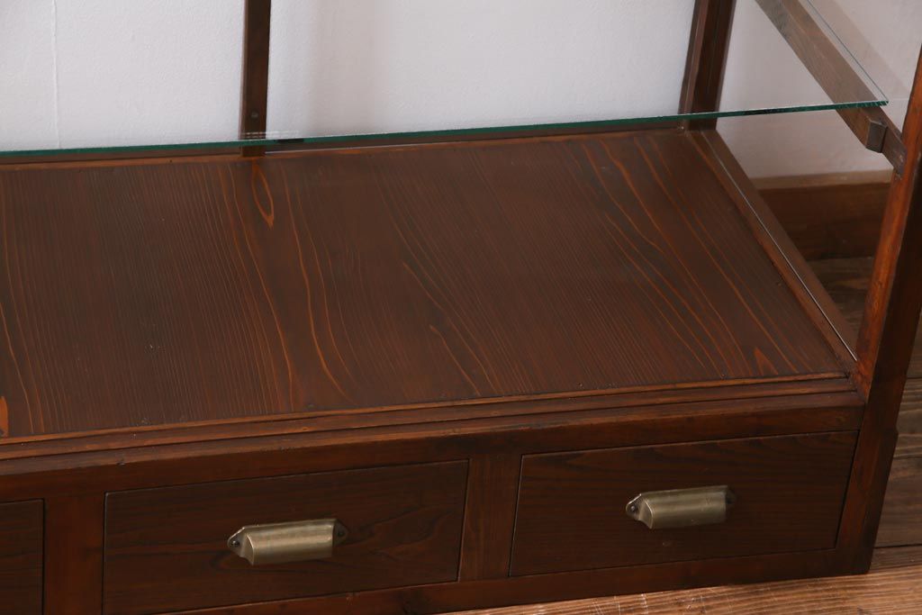 レトロ家具　ヒノキ材　シンプルな引き出し付きガラスケース(ショーケース、陳列棚)(R-036875)