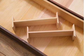 レトロ家具　大正昭和初期　ニレ材　ダイヤガラス　上品な印象のサイドボード(テレビ台、収納棚、戸棚)(R-036908)
