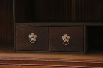 レトロ家具　大正昭和初期　ニレ材　ダイヤガラス　上品な印象のサイドボード(テレビ台、収納棚、戸棚)(R-036908)