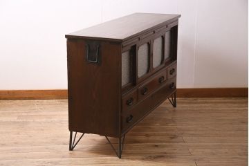 レトロ家具　大正昭和初期　ニレ材　ダイヤガラス　上品な印象のサイドボード(テレビ台、収納棚、戸棚)(R-036908)