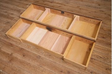 レトロ家具　大正昭和初期　ニレ材　ダイヤガラス　上品な印象のサイドボード(テレビ台、収納棚、戸棚)(R-036908)