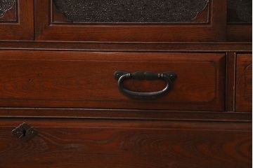 レトロ家具　大正昭和初期　ニレ材　ダイヤガラス　上品な印象のサイドボード(テレビ台、収納棚、戸棚)(R-036908)