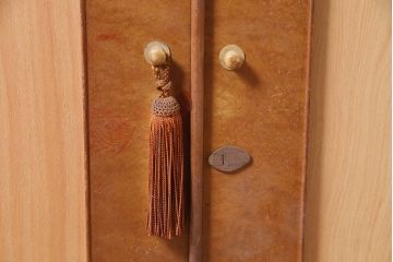 アンティーク家具　昭和中期　木製扉付きの和レトロなテレビ台(ローボード、収納棚)(R-036914)