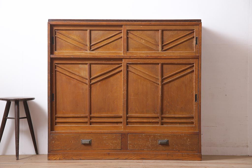 レトロ家具　昭和初期　木製引き戸のデザインが目を引く下駄箱(収納棚、戸棚)(R-036916)