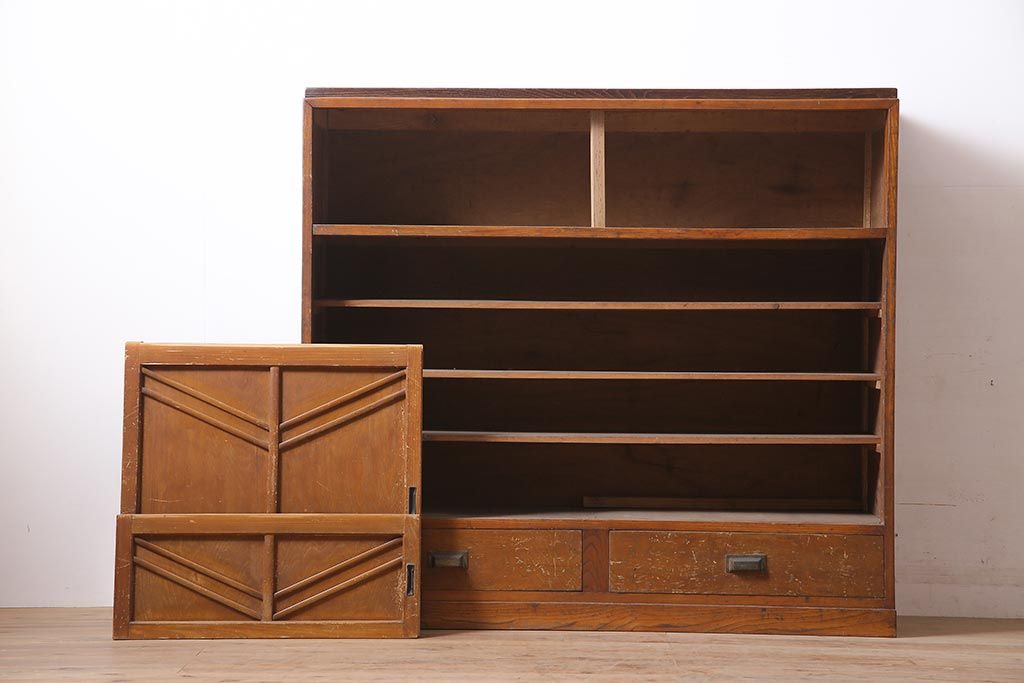 レトロ家具　昭和初期　木製引き戸のデザインが目を引く下駄箱(収納棚、戸棚)(R-036916)