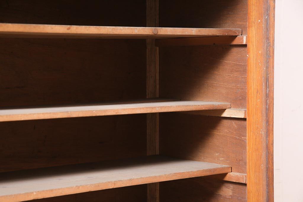 レトロ家具　昭和初期　木製引き戸のデザインが目を引く下駄箱(収納棚、戸棚)(R-036916)