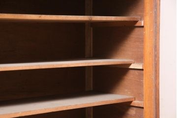 レトロ家具　昭和初期　木製引き戸のデザインが目を引く下駄箱(収納棚、戸棚)(R-036916)