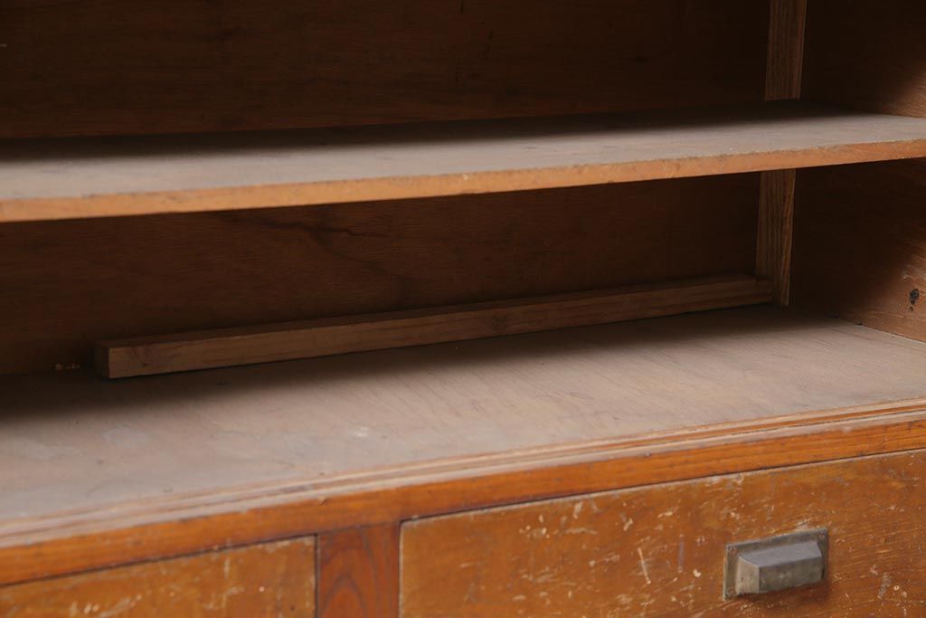 レトロ家具　昭和初期　木製引き戸のデザインが目を引く下駄箱(収納棚、戸棚)(R-036916)