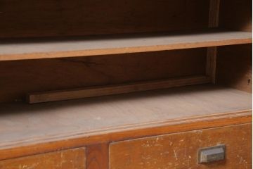 レトロ家具　昭和初期　木製引き戸のデザインが目を引く下駄箱(収納棚、戸棚)(R-036916)