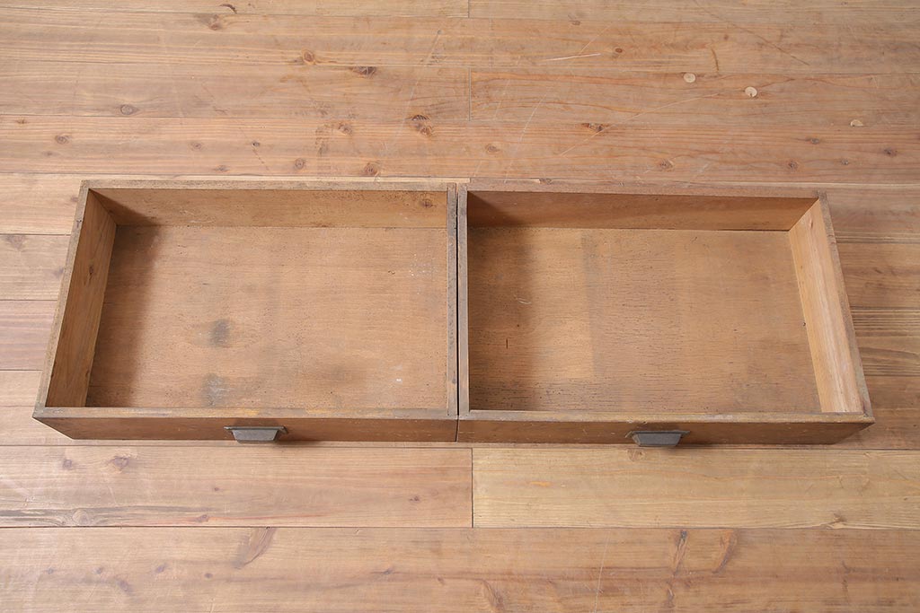 レトロ家具　昭和初期　木製引き戸のデザインが目を引く下駄箱(収納棚、戸棚)(R-036916)