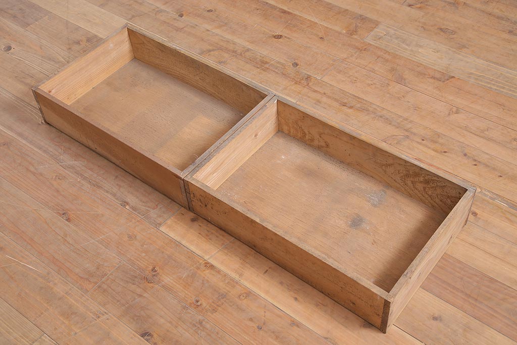 レトロ家具　昭和初期　木製引き戸のデザインが目を引く下駄箱(収納棚、戸棚)(R-036916)