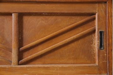 レトロ家具　昭和初期　木製引き戸のデザインが目を引く下駄箱(収納棚、戸棚)(R-036916)