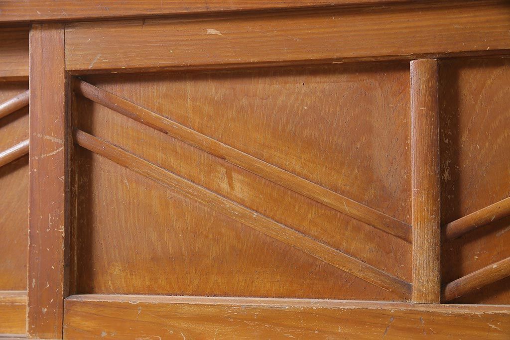 レトロ家具　昭和初期　木製引き戸のデザインが目を引く下駄箱(収納棚、戸棚)(R-036916)