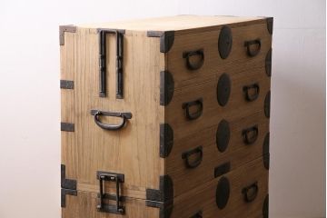 アンティーク家具　ストリップド(剥離)　総桐材　大きな金具が目を引く衣装箪笥(引き出し、チェスト)(R-036924)