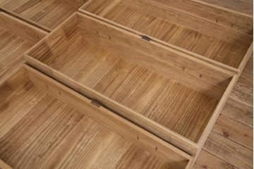 アンティーク家具　ストリップド(剥離)　総桐材　大きな金具が目を引く衣装箪笥(引き出し、チェスト)(R-036924)