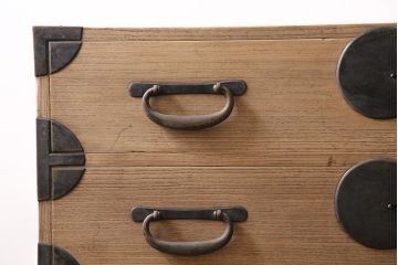 アンティーク家具　ストリップド(剥離)　総桐材　大きな金具が目を引く衣装箪笥(引き出し、チェスト)(R-036924)