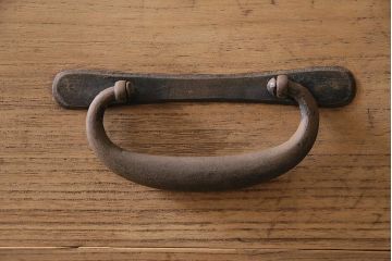 アンティーク家具　ストリップド(剥離)　総桐材　大きな金具が目を引く衣装箪笥(引き出し、チェスト)(R-036924)