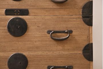 アンティーク家具　ストリップド(剥離)　総桐材　大きな金具が目を引く衣装箪笥(引き出し、チェスト)(R-036924)
