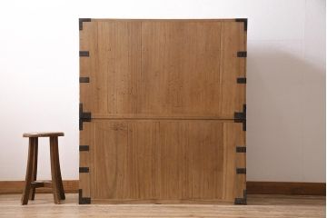 アンティーク家具　ストリップド(剥離)　総桐材　大きな金具が目を引く衣装箪笥(引き出し、チェスト)(R-036924)