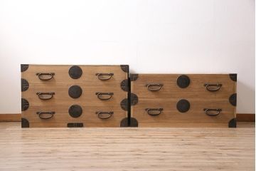 アンティーク家具　ストリップド(剥離)　総桐材　大きな金具が目を引く衣装箪笥(引き出し、チェスト)(R-036924)