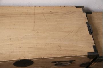アンティーク家具　ストリップド(剥離)　総桐材　大きな金具が目を引く衣装箪笥(引き出し、チェスト)(R-036924)