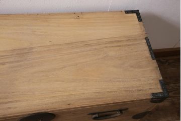 アンティーク家具　ストリップド(剥離)　総桐材　大きな金具が目を引く衣装箪笥(引き出し、チェスト)(R-036924)