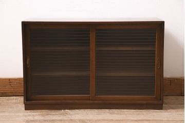 レトロ家具　味のある木色とモールガラスが魅力の戸棚(収納棚、ガラス戸棚)(R-036925)