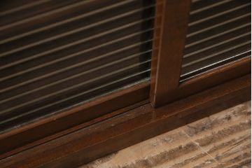 レトロ家具　味のある木色とモールガラスが魅力の戸棚(収納棚、ガラス戸棚)(R-036925)