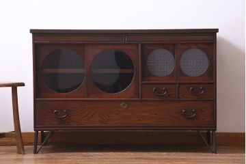 アンティーク家具　当店オリジナルガラス　和製アンティーク　鉄脚　丸窓がおしゃれな栓材製テレビ台(ローボード、リビングボード)(R-036935)