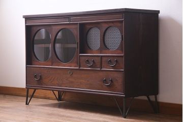 アンティーク家具　当店オリジナルガラス　和製アンティーク　鉄脚　丸窓がおしゃれな栓材製テレビ台(ローボード、リビングボード)(R-036935)